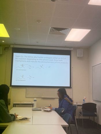 Tutor Q1: The below alkyl halide undergoes either an Sn2 or
Sn1 reaction depending on the solvent used. Draw both
mechanisms and indicate the stereochemistry of the products
(S)-2-bromopentane
CN
S2
OCN
SN1
(S)-2-bromopentane